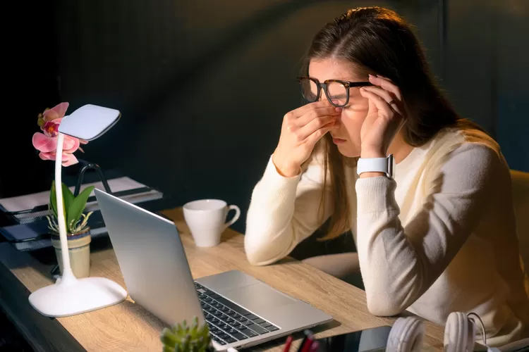 Cara Efektif Mengurangi Ketegangan Mata di Depan Layar